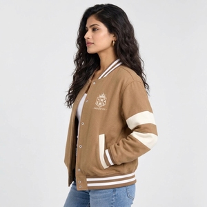 Chaqueta universitaria para mujer que combina estilo deportivo con tela cómoda, forro suave de calidad duradera y un diseño moderno y versátil. - Product Image 3