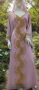 ชุดเดรสยาวถึงพื้นสีทองประดับด้วยผ้าสเวตเตอร์ปักลายผ้าคาฟตันสวยงามและดูหรูหรา - Product Image 3