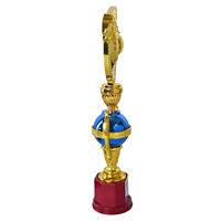 Coupe de trophée de championnat finition or premium avec poignées ornementales, couronne sur le dessus et design décoratif pour les compétitions sportives