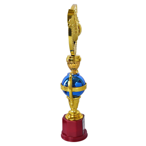 Coupe de trophée de championnat finition or premium avec poignées ornementales, couronne sur le dessus et design décoratif pour les compétitions sportives - Product Image 2