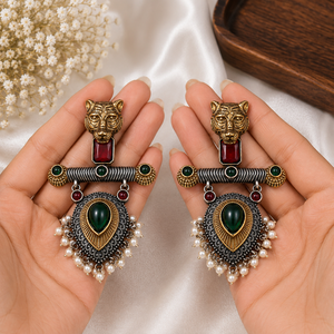 Vente en gros de boucles d'oreilles pendantes ethniques bicolores plaquées argent antique avec pierres rouges et vertes pour femmes, fournisseur en gros - Product Image 2