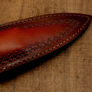 Cuchillo de Cocina con Patrón Damasco, Mango de Madera Oscura y Construcción Remachada, Pieza Coleccionable de Estilo Tradicional Hecha a Mano - Product Image 3