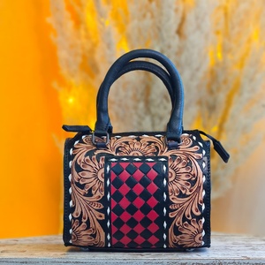 Bolsos cruzados de cuero genuino Venus Leathers, estilo western, hechos a mano, con estampado floral y letras, cierre de cremallera rápido, 45-55 cm, ¡los más vendidos! - Product Image 1
