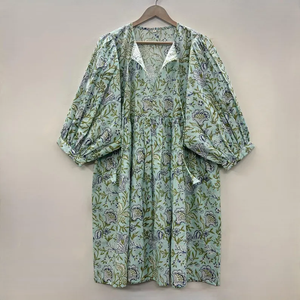 Blusa de Algodón Ecológico con Estampado Floral Hecho a Mano, Cuello en V, Manga 3/4, Volantes Hechos a Mano, Lavable, Resistente a las Arrugas, Cintura Natural - Product Image 1