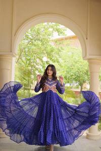 ชุดอานาร์กาลีสีน้ำเงินแบบดั้งเดิมสำหรับผู้หญิง ความยาวคลุมเท้า พร้อมงานปัก สำหรับงานแต่งงาน สไตล์อินเดีย ปากีสถาน ทรงหลวม ชุดสำหรับงานนวรมตรี - Product Image 4