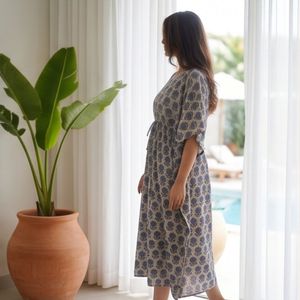 Caftán Azul Hecho a Mano con Estampado de Flores, Teñido con Índigo Natural de Alta Calidad, Elegante para Oficina, Transpirable para Días de Descanso - Product Image 3