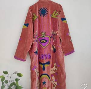 Veste Kimono Longue en Velours Rose Brodé Suzani Fait Main Indien, Motif Cœur Sacré et Œil Maléfique LOVE, Style Vintage, Vente en Gros - Product Image 6