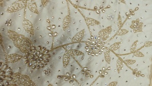 Tissu en taffetas de rayonne brodé de luxe |   Broderie florale dorée pour vêtements traditionnels et formels, occasions spéciales, femmes - Product Image 4