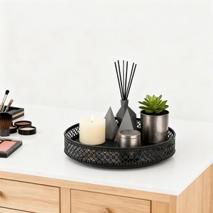 Bandeja Decorativa Redonda de Metal con Diseño Geométrico para Decoración Minimalista del Hogar, Encimeras y Armarios, Hecha a Mano en India - Product Image 1
