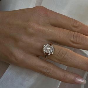 Bague de fiançailles et de mariage classique en argent sterling 925 plaqué rhodium, sertie de diamants moissanite taille coussin allongée de 3,00 carats - Product Image 3