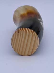 Vaso de Cerveza con Forma de Cuerno, Hecho a Mano con Cuerno de Buey Real, Color Natural, Base de Madera - Product Image 4