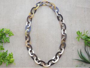 Collar de Cadena de Cuerno de Búfalo MN EXPORTS, Hecho a Mano, Eslabones Ovalados Multicolor, Joyería de Moda de Uttar Pradesh - Product Image 1