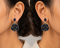 Produsen Terverifikasi Anting-anting Gantung Berlapis Perak Antik Elegan Motif Bunga Etnik dengan Tataan Bezel Safir Biru Buatan Tangan untuk Wanita.