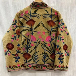 Veste en velours beige artisanale pour femmes, broderie florale complexe Suzani, style bohème chic, ouverte sur le devant, courte, pour l'hiver - Product Image 2
