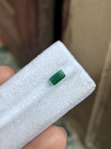 มรกตธรรมชาติจากแซมเบีย 0.75 กะรัต สีเขียว ทรงสเต็ปคัท พลอยเม็ดเดี่ยว ขนาด 7.3x4x2.6 มม. สำหรับการผลิตเครื่องประดับดีไซเนอร์ - Product Image 5