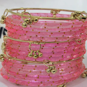 Brazaletes Kashmiris de Vidrio Chapado en Oro con Detalles de Perlas Talladas en Esmeralda, Modernos para Novias y Bodas, Artesanía en Resina - Product Image 1