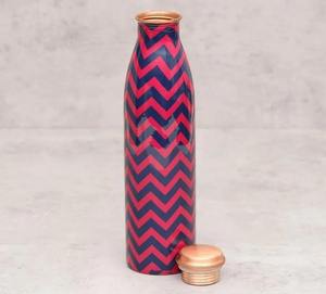 Bouteille d'eau en cuivre rouge et bleue à motif chevron, design zigzag, bouteille ayurvédique, anti-fuite, réutilisable, bouteille de voyage - Product Image 1