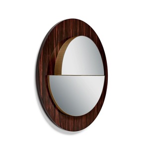 Espejo de pared ovalado moderno con marco de madera y detalles en latón, diseño decorativo para interiores - Product Image 1