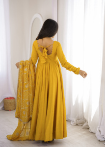 Conjunto de traje Anarkali de seda amarillo mostaza para mujer con dupatta bordada |   Elegante Pañuelo Étnico Indio Reversible de Secado Rápido para Fiestas y Bodas - Product Image 3