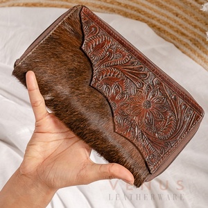 Cartera de cuero genuino para mujer de alta calidad, bolso de mano de diseño largo a la moda con cierre abierto y plumas decorativas - Product Image 1