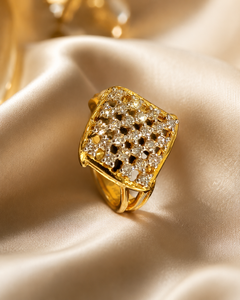 Anillo de Lujo Cuadrado con Incrustaciones de Oro de 14K y Brillantes Piedras de Circonia Cúbica, Joyería Elegante para Bodas y Fiestas para Mujer - Product Image 1