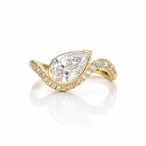 แหวนหมั้นเพชรเพียร์ 2 กะรัต เพชรเลี้ยงในห้องปฏิบัติการ ทองคำแท้ 18K พร้อมวงแหวนแบบโค้งประดับเพชร สำหรับผู้หญิง แหวนแบบซ้อนกันได้ - Product Image 4