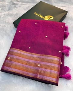 Sari de Seda Dupion para Mujer KV con Borde de Zari y Trabajo de Espejo Hecho a Mano - Product Image 1