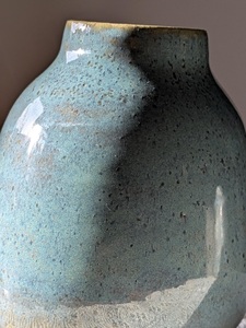 Jarrón Decorativo de Cerámica Artesanal con Esmalte Azul Océano con Puntos, Diseño Moderno Redondeado, Perfecto para un Elegante Toque Decorativo en el Hogar - Product Image 4