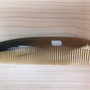 Peigne à cheveux artisanal traditionnel en corne biologique, style Love, lisse, poli, anti-casse, démêlant pour cheveux épais et naturels - Product Image 2