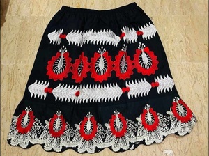 Última producción de faldas micronesias: Faldas de algodón bordadas para mujer, diseño único de falda ajustada estilo isla micronésica - Product Image 2