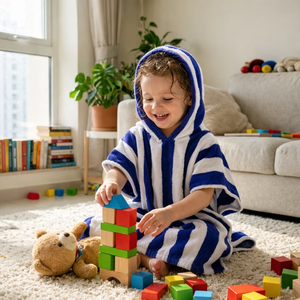 Poncho de bain pour enfants à rayures Cabana, en coton éponge doux, absorbant et à séchage rapide, idéal pour la piscine, la plage, les centres de villégiature et les hôtels, avec un toucher doux et des rayures teintes en fil. - Product Image 6