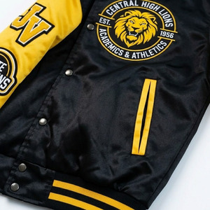 Chaqueta bomber casual de invierno para hombre, estilo varsity, de poliéster con botones decorativos, tela satinada con parche bordado en la manga. - Product Image 5