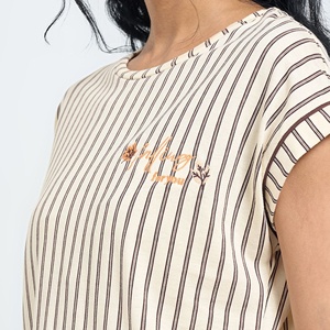 เสื้อยืดคอกลมลายทางปักลายด้านหน้า สไตล์ลำลองสำหรับผู้หญิง ทรงปกติ แขนสั้น ผ้าทอ ขายดี - Product Image 5