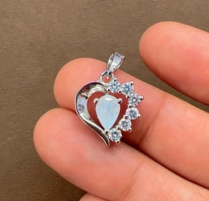 จี้รูปหัวใจมูนสโตนเรียบหรูชุบโรเดียมคุณภาพสูงสำหรับผู้หญิงจาก Rhaya Jewels ขายส่ง เงินแท้ ดีไซน์ทันสมัย - Product Image 4
