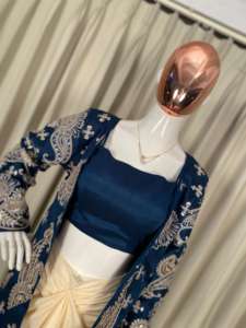 เหมาะสำหรับงานปาร์ตี้และงานแต่งงาน เสื้อโคติ 3 ชิ้น พร้อมกระโปรง ตกแต่งด้วยงานปักเลื่อมแบบคอร์ดิง ราคาขายส่งจากอินเดีย - Product Image 3