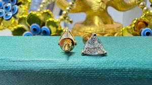 Pendientes de Diamantes con Corte Triangular, Oro Sólido de 18K, Engaste de Garra, Joyería Geométrica Minimalista para Uso Diario de Mujer - Product Image 4