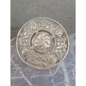 Broche celta tradicional antiguo con escudo circular, joyería escocesa con nudos, patrones en relieve, broches con diseño de cuadros. - Product Image 6