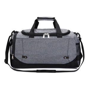 Sac de sport gris moderne pour adultes en tissu Oxford, portable avec bandoulière et plusieurs poches - Product Image 1