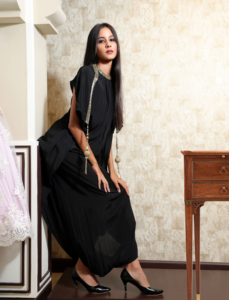 Vestido plisado negro con detalles de borlas, vestido maxi holgado con mangas cortas para fiesta, tejido con cuentas y trabajo de cut-dana. - Product Image 1