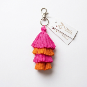 Porte-clés à pampilles superposées Tassel Treasures, rose et orange, en polyester, avec franges décoratives - Product Image 1