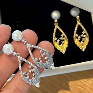 Pendientes Largos Elegantes para Mujer, Diseño de Nicho, con Pluma, Diamantes y Acabado Dorado Cepillado, Estilo Hoja, Dorado y Plateado - Product Image 3