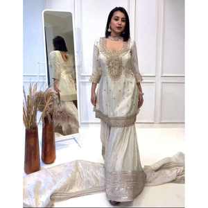 Top Sharara de Diseño con Bordado Chino y Lentejuelas con Dupatta en Blanco - Product Image 1