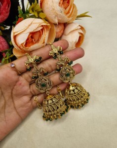 Pendientes Jhumka de diseñador con diseño de flor y hoja chapados en oro, con cadena para el cabello adjunta, para bodas y fiestas, fabricante de pendientes de moda. - Product Image 3