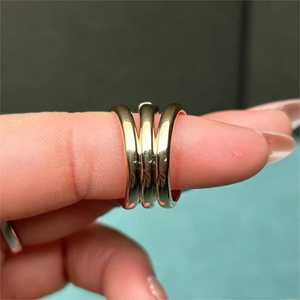 Bague à trois pierres et trois bandes en or massif 10 carats avec diamant rose fantaisie taille poire de 2,01 carats cultivé en laboratoire pour femme – Cadeau de fiançailles raffiné pour elle et moi - Product Image 6