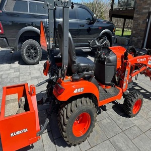 Tracteur compact Kubota BX2380 avec chargeur frontal et tondeuse à gazon, performances automatiques fiables pour les grandes propriétés - Product Image 1