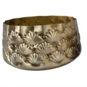 Maceta de Metal Dorado Martillado con Diseño Floral en Relieve, Maceta Redonda de Metal para Mesa, Maceta Dorada para Plantas de Interior - Product Image 1