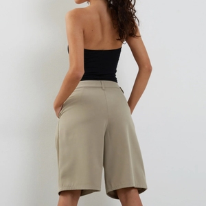 Shorts Bermuda kaki taille haute pour femme avec poches et bottes noires hautes jusqu'aux genoux - Product Image 3