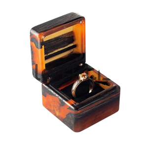 Bela Artisan lujo Compacto personalizado grabado cuadrado epoxi madera resina anillo de compromiso caso lindo titular regalos modelo 217B - Product Image 1