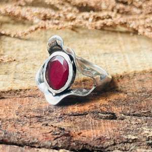 Bague Statement en Pierre Rouge pour Femme, Style Gothique Floral, en Laiton, Finition Argent Oxydé, Design Vintage Audacieux, Vente en Gros - Product Image 2