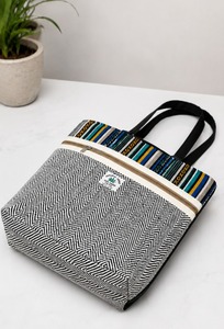 Sac à dos fourre-tout décontracté en coton écoresponsable fait main, à deux bretelles, motif rayé, avec fermeture éclair, pour les voyages, l'école et l'usage quotidien - Product Image 4